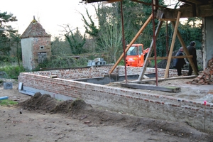 mur de sous-bassement en briques